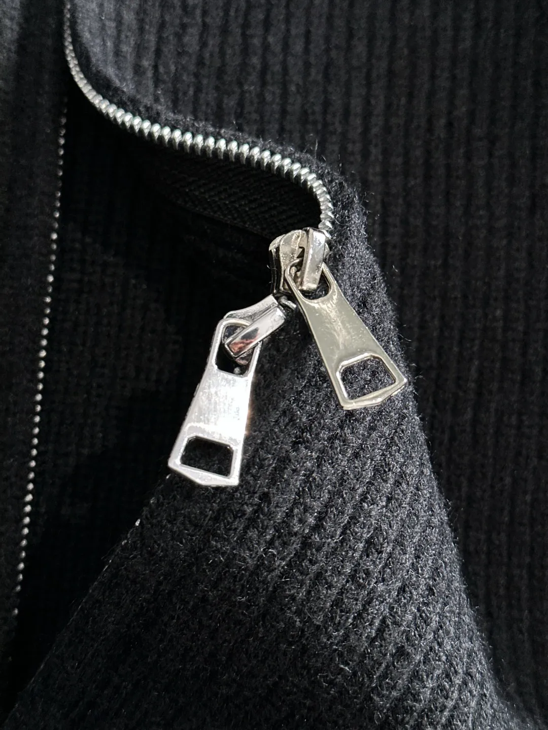 Next day shipping P460 Big Goose 2025 official website latest winter sweater, popular items are on sale at the counter simultaneously! Specially made of wool blended fabric. It feels comfortable and can be directly in contact with the skin. The logo badge is exquisitely embroidered, which is extremely eye-catching! The details highlight the fashionable charm of big brands. Exquisite workmanship. Three-dimensional cutting style. The wearing effect is invincible and handsome! All three standards are complete! Size: M-2XL